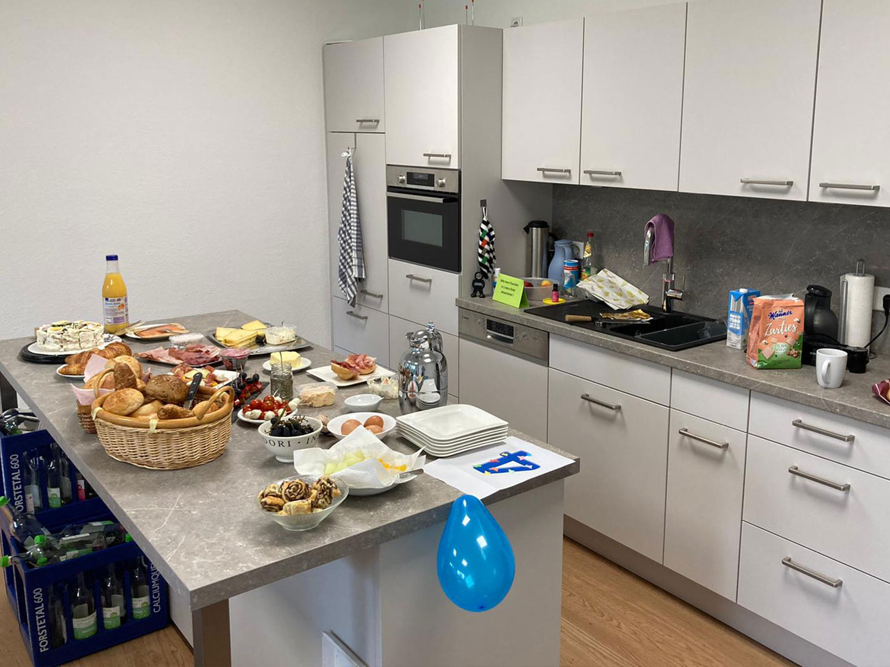 In unserer voll ausgestatteten Küche frühstücken wir gerne...